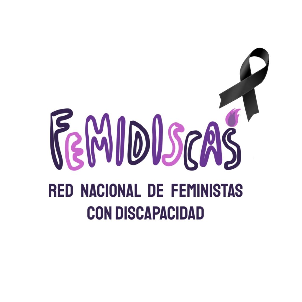 Imagen en formato cuadrado y con fondo blanco. Al centro, el logo de Femidiscas y en la parte superior del logo, de lado derecho, está un moño negro simbolizando luto.